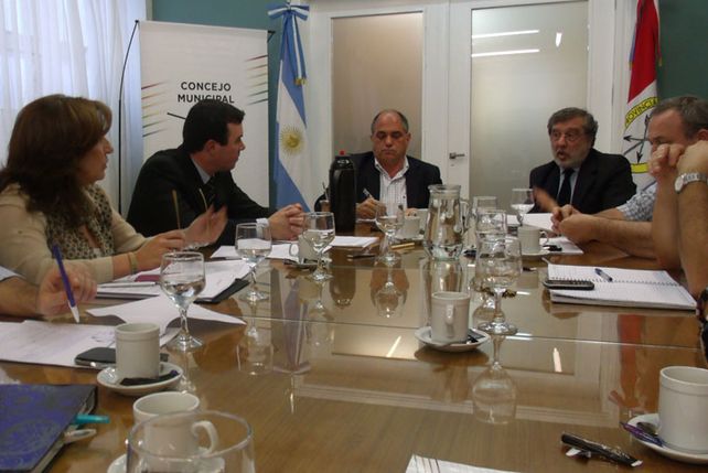 Explicaciones. El funcionario respondió un cuestionario de 24 preguntas que llevaron los representantes del justicialismo.