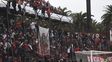 Al promediar el segundo tiempo, los barrabravas se subieron al alambrado con intención de suspender el partido.