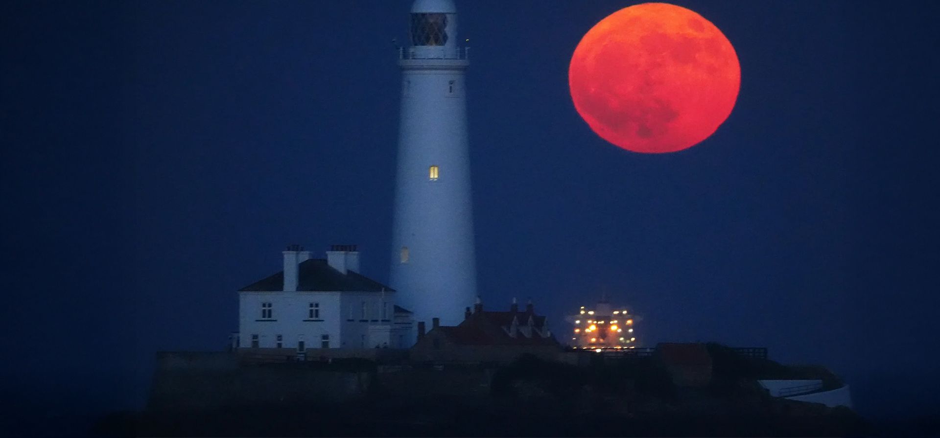 La luna de flores de mayo se eleva a través de la niebla marina en el faro de St Mary's en Whitley Bay en Tyne y Wear, en la costa noreste de Inglaterra, Whitley Bay, Reino Unido. Fotografía: Owen Humphreys/PA La luna de flores de mayo se eleva a través de la niebla marina en el faro de St Mary's en Whitley Bay en Tyne y Wear, en la costa noreste de Inglaterra, Whitley Bay, Reino Unido. Fotografía: Owen Humphreys/PA