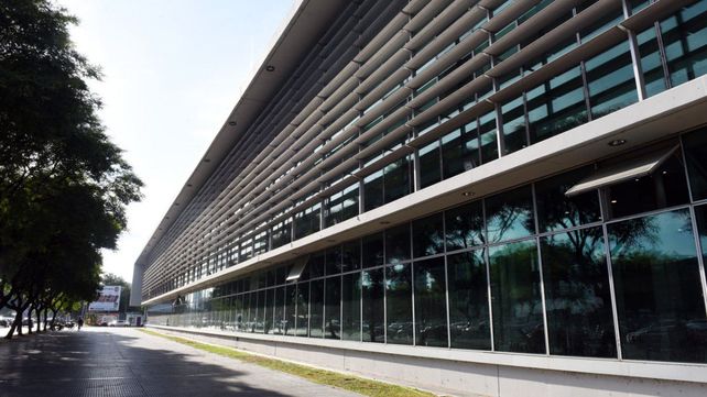 El hombre que se vistió de Papá Noel y cayó quedó internado en el Hospital de Emergencias Clemente Álvarez.