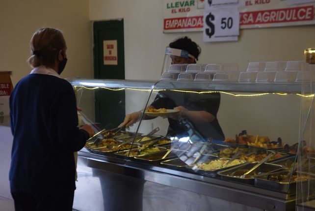 Un tradicional espacio que dejó de ser autoservicio. Ahora el personal sirve las comidas.