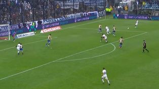 Merlo empuja a Coronel en el área, lo desacomoda y convertirá de cabeza el empate de Gimnasia. Pero el árbitro lo anuló y mantuvo la victoria de Central.