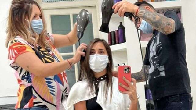 Antonela Roccuzzo pasó por la peluquería para ponerse en las manos de Dante y Paula Palavecino.