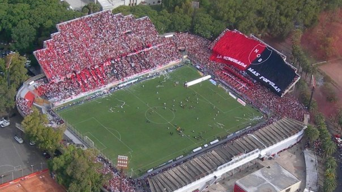 The boy at the stadium. Марсело Бьельса (стадион). Стадион Марсело Бьелса Росарио. Ньюэллс Олд Бойз стадион. Марсело Стефани стадион.