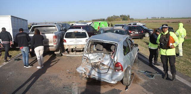 El choque en cadena en la autopista Rosario-Córdoba dejó como saldo una mujer muerta y más de una decena de heridos.