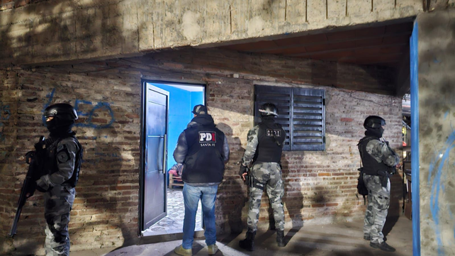 Personal policial en uno de los allanamientos por el crimen de Lucas Leonel Urrutia