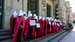Más de treinta mujeres recorrieron las calles de Rosario vestidas como los personajes de El cuento de la criada