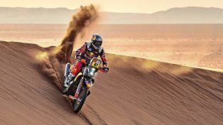 &nbsp;Kevin Benavides en el podio de la tercera etapa del Dakar.