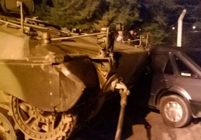 Un tanque de guerra del Ejército chocó con un auto