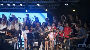 El show central será la interpretación de la Misa Criolla a cargo de la “Confluencia Coral Ariel Ramírez”, dirigida por Cristián Caselli.