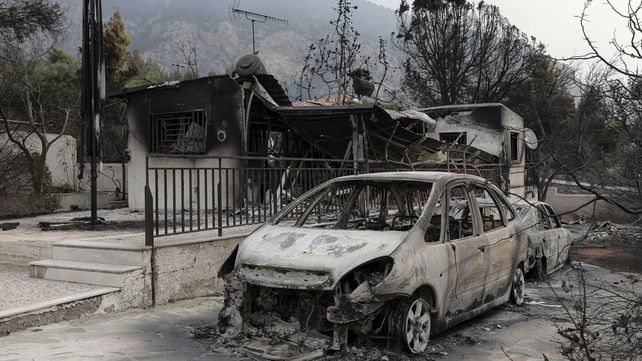 El mayor incendio de la década en Grecia deja numerosos muertos, casas y vehículos destruidos
