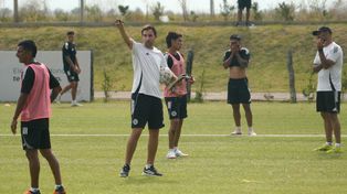 Leones FC. El técnico Franco Ferlazo da indicaciones en el medio del entrenamiento. El equipo de la familia Messi trabaja a full en Funes. &nbsp; &nbsp; 