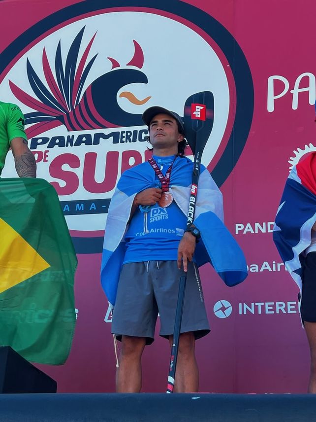 Santino Basaldella se quedó con el bronce en SUP Race y luce la medalla en el podio.