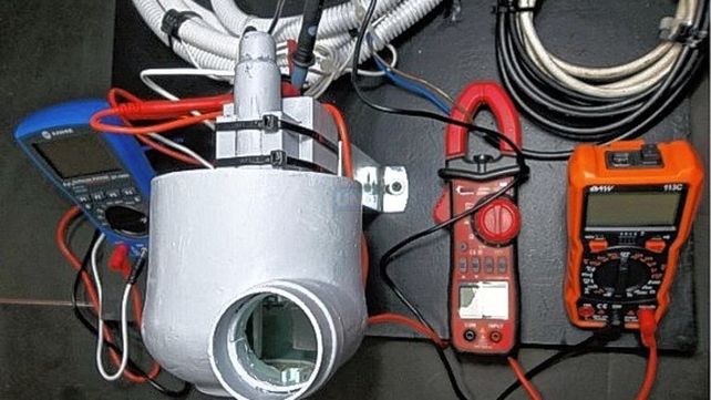 Banco de pruebas. Conectado a SARS-CoV-2 o Covid-19 (Coronavirus) extractor de aire viciado/ventilador centrífugo motor: Turbo. Con multímetro digital