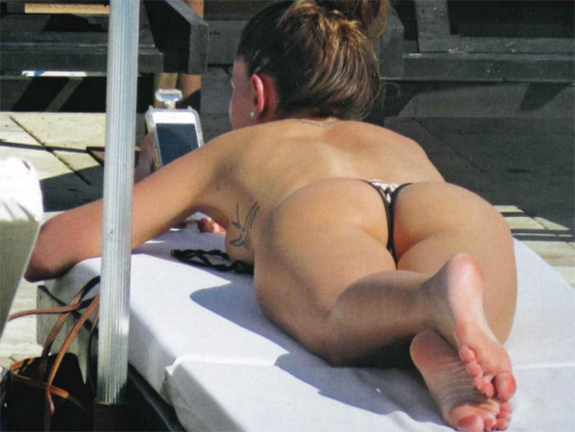 Colaless, sol y topless: el álbum más sexy de la China Suárez