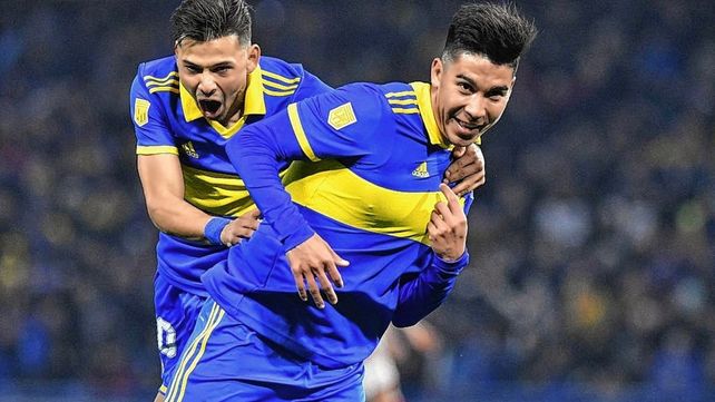 Pol Fernández festeja junto a Óscar Romero el primer gol de Boca.