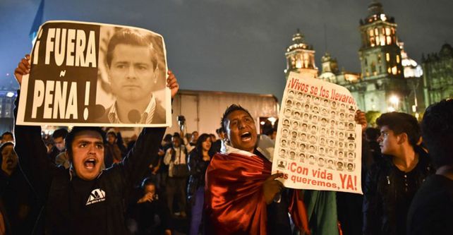 Aparición con vida. Padres y compañeros de los 43 estudiantes de Ayotzinapa reclaman a dos años de la masacre.