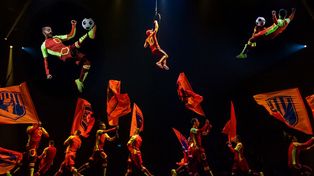 El debut local de Messi10, el show del Cirque du Soleil inspirado en el rosarino, fue a sala llena y en clima festivo.