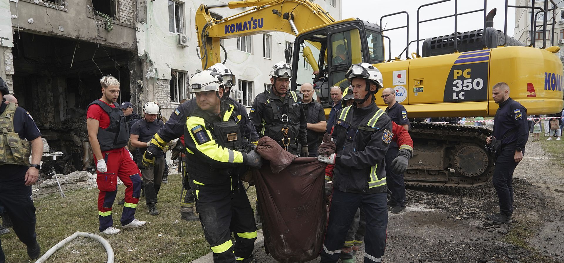 Rescatistas cargan el cuerpo de un civil que murió en el ataque con misiles ruso que impactó un edificio residencial en Járkov, Ucrania, el lunes 18 de agosto de 2025. (Foto AP/Andrii Marienko) Rescatistas cargan el cuerpo de un civil que murió en el ataque con misiles ruso que impactó un edificio residencial en Járkov, Ucrania, el lunes 18 de agosto de 2025. (Foto AP/Andrii Marienko)