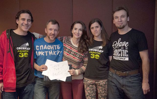 Para la libertad. Los argentinos Hernán Pérez Orsi (izq.) y Camila Speziale (cuarta) junto a otros militantes.