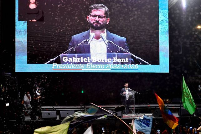 Boric habla a la multitud durante su discurso de la victoria