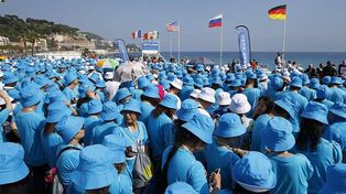 Un empresario chino llevó a sus 6.400 empleados de vacaciones a Francia