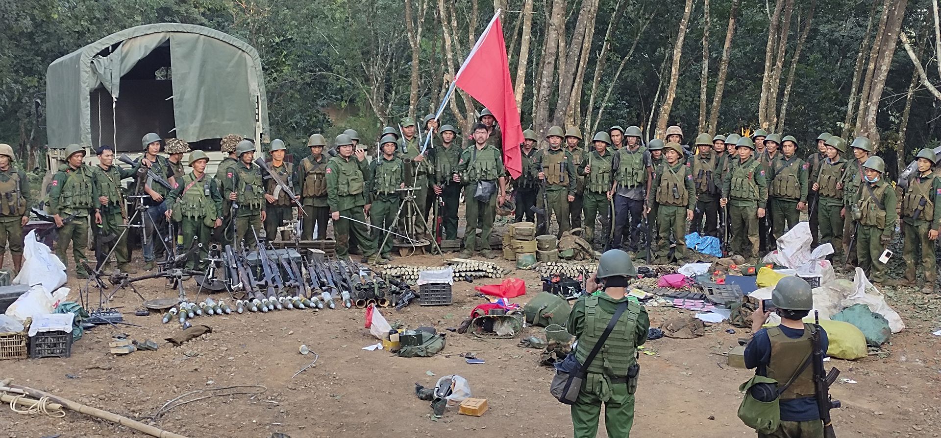 Miembros del Ejército de la Alianza Democrática Nacional de Myanmar posan para una fotografía con las armas supuestamente incautadas del puesto de avanzada del ejército de Myanmar en una colina en la ciudad de Chinshwehaw, Myanmar, el viernes 3 de noviembre de 2023. ("The Kokang" online media via AP ) Miembros del Ejército de la Alianza Democrática Nacional de Myanmar posan para una fotografía con las armas supuestamente incautadas del puesto de avanzada del ejército de Myanmar en una colina en la ciudad de Chinshwehaw, Myanmar, el viernes 3 de noviembre de 2023. ("The Kokang" online media via AP )