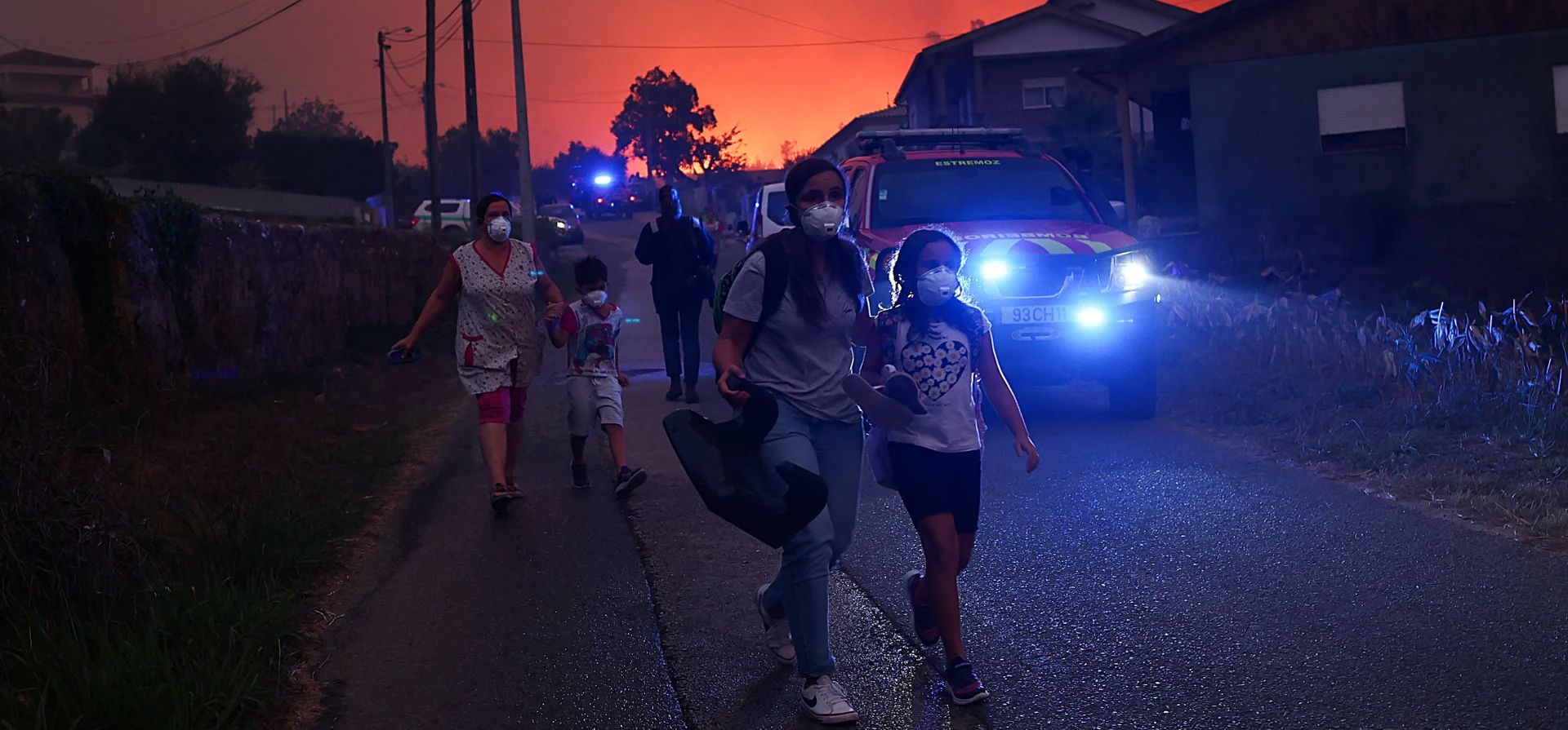 La gente abandona sus casas cuando se acerca un incendio forestal, Águeda, Portugal. Fotografía: Pedro Nunes/Reuters La gente abandona sus casas cuando se acerca un incendio forestal, Águeda, Portugal. Fotografía: Pedro Nunes/Reuters