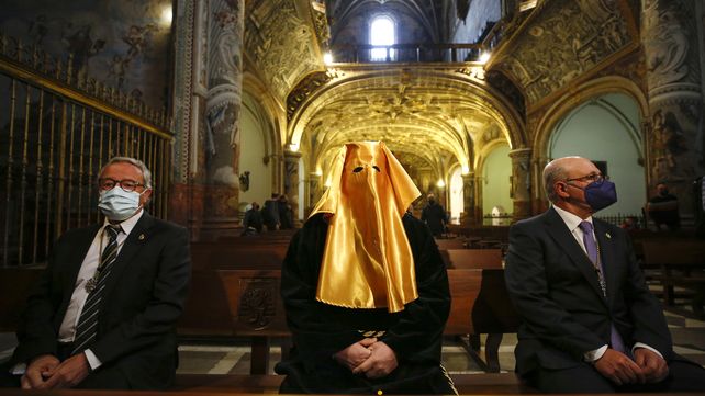 Un preso con el rostro cubierto antes de ser liberado e indultado. La soledad de San Jerónimo de Granada durante la Semana Santa. Cada año los miembros de las cofradías españolas eligen un preso para ser indultado coincidiendo con las procesiones de Semana Santa.