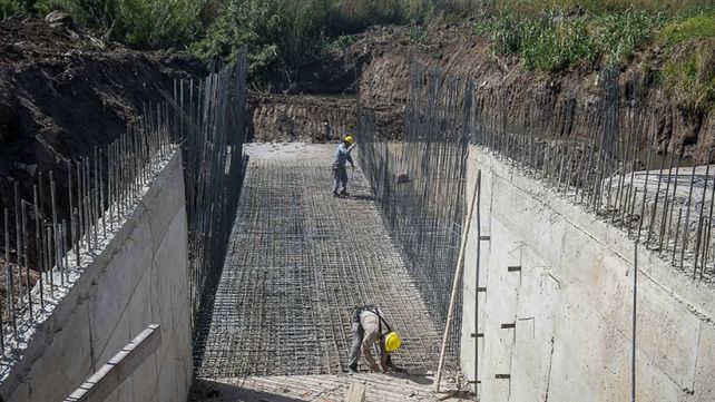 Se trabaja interviniendo la alcantarilla de calle Ambrosetti para aumentar la capacidad de conducción del cauce del arroyo Las Viejas