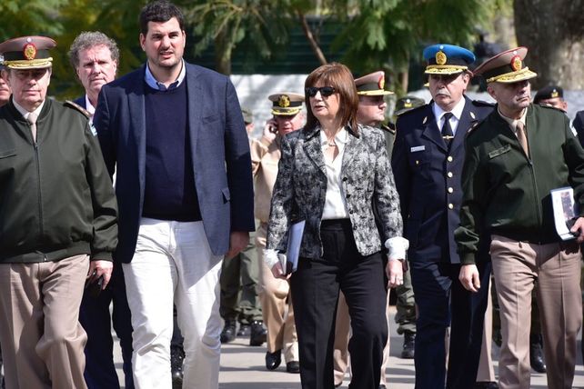 Patricia Bullrich junta al secretario de Seguridad Eugenio Burzaco en el destacamento de Gendarmería. &nbsp;