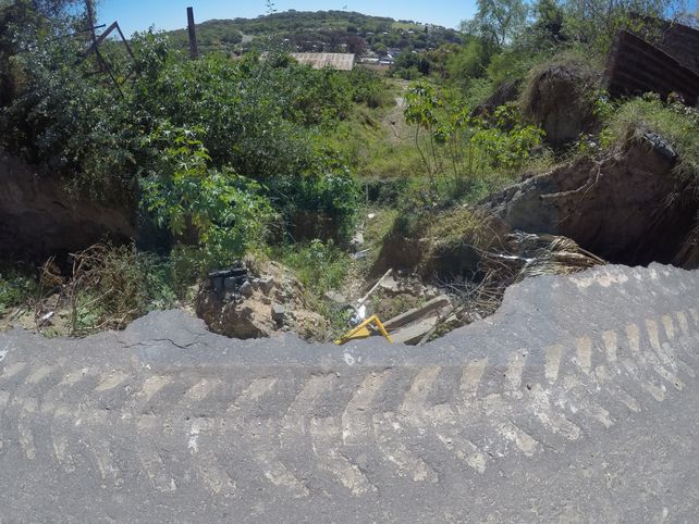 La barranca de calle Osinalde se comió una mano de la arteria