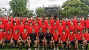 Los juveniles de Colón tienen nueva indumentaria para afrontar los compromisos en el presente año deportivo.