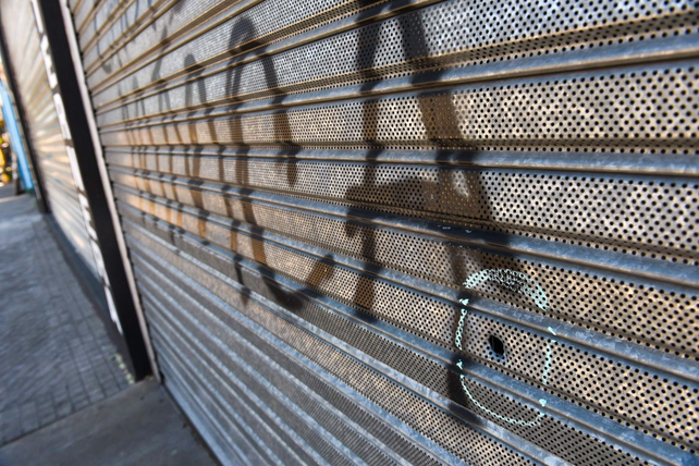 Uno de los impactos de bala en el local de Seguí y Lavalle.&nbsp;
