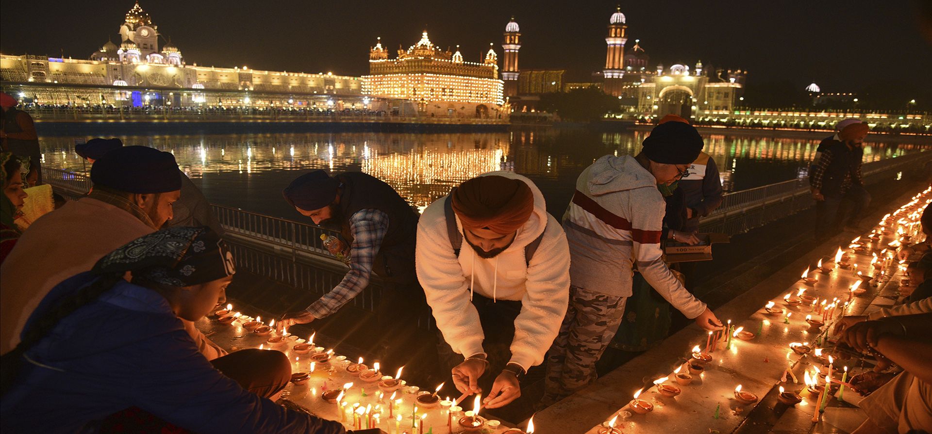 Devotos sij encienden velas en el iluminado Templo Dorado, el santuario más sagrado de los sij, para conmemorar el aniversario del nacimiento de Guru Nanak, el primer gurú sij y fundador del sijismo, en Amritsar, India. (Foto AP/ Prabhjot Gill) Devotos sij encienden velas en el iluminado Templo Dorado, el santuario más sagrado de los sij, para conmemorar el aniversario del nacimiento de Guru Nanak, el primer gurú sij y fundador del sijismo, en Amritsar, India. (Foto AP/ Prabhjot Gill)