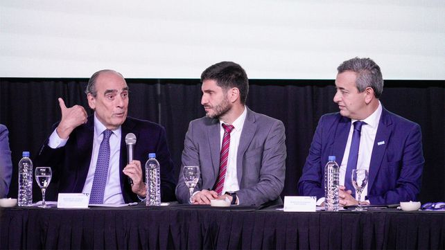 El ministro Francos, junto al gobernador Pullaro y el intendente Javkin, en el encuentro de este mediodía en el CEC.