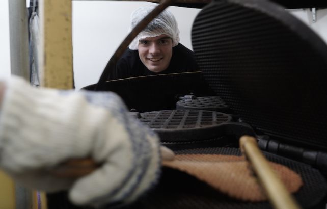 La máquina para fabricar cada cucurucho de Arbanit va girando mientras se obtiene cada unidad.