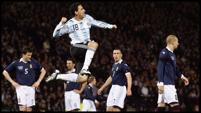 Maxi Rodríguez celebra su gol durante el partido amistoso de fútbol entre Escocia y Argentina en el estadio Hampden Park