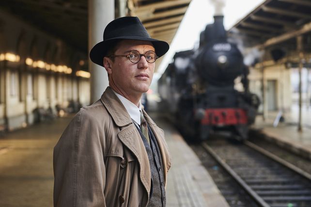 Johnny Flynn interpreta al personaje de Hopkins en su juventud.