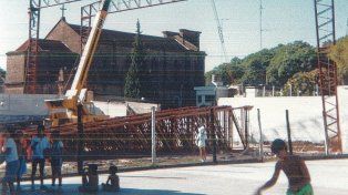 Estudiantes recordó la construccion del gimnasio.