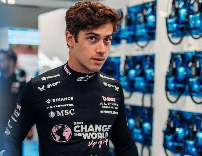La mirada confiada de Franco Colapinto en el box de Alpine