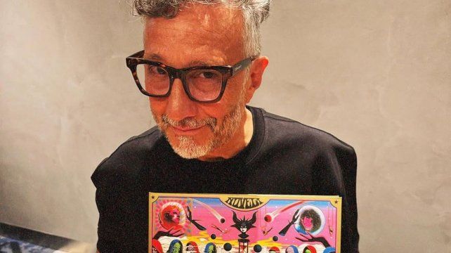 Fito Páez ya tiene en sus manos la primera copia de Novela