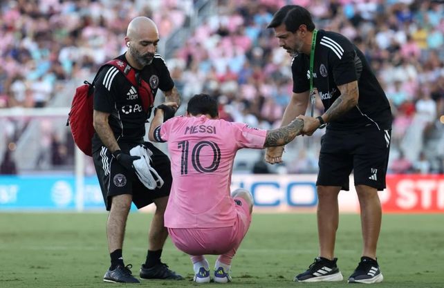 Lionel Messi es ayudado por el cuerpo médico de Inter Miami tras la lesión que padeció.