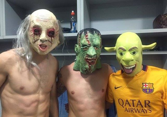 Jugadores del Barcelona celebraron la victoria con disfraces de Halloween