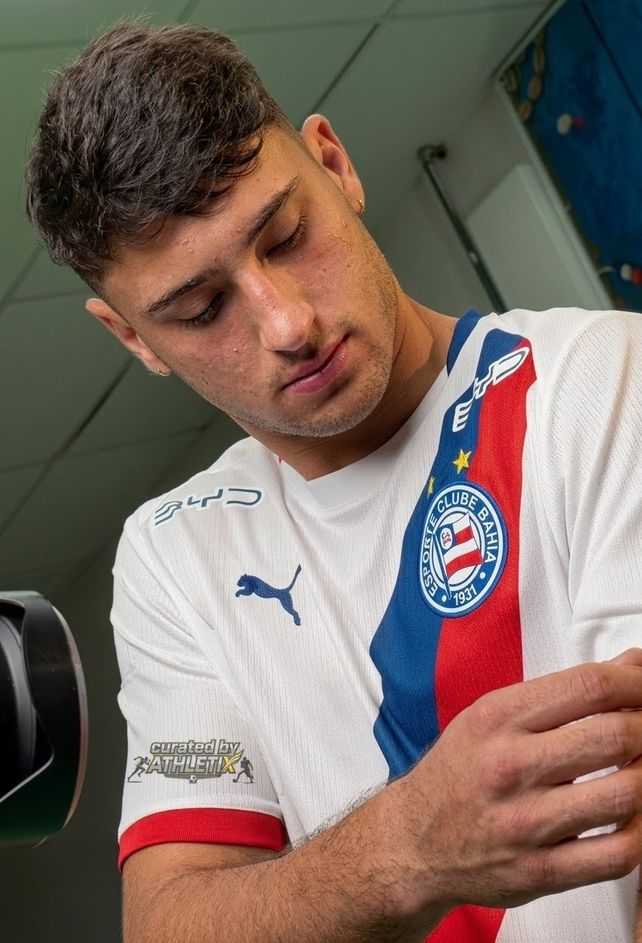 El ex-Central Alejo Veliz ya luce la camiseta de su nuevo equipo, el Bahía de Brasil.