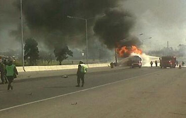 Un camión cisterna con combustible chocó y ardió en Circunvalación en Rosario