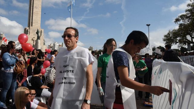 Multitudinaria protesta frente al Monumento contra los recortes en discapacidad