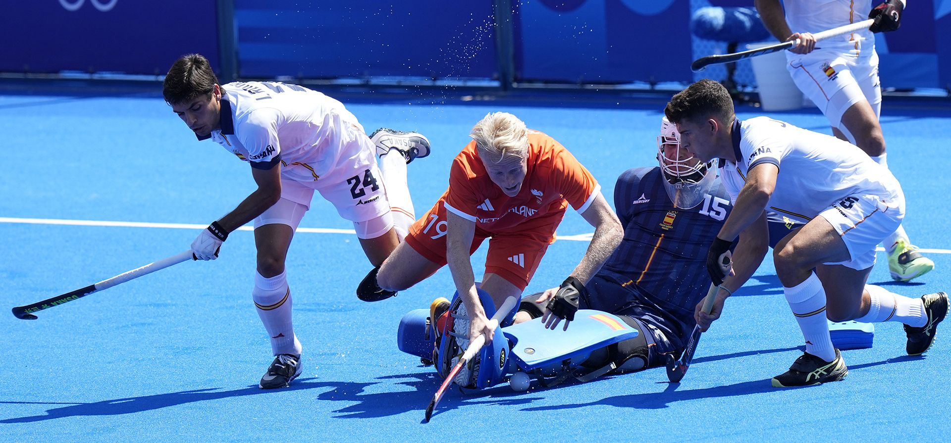 El holandés Tjep Hoedemakers (segundo desde la izquierda) recibe una falta que le valió a Holanda un tiro penal durante el partido de semifinales de hockey sobre césped masculino entre Holanda y España en el Estadio Yves-du-Manoir durante los Juegos Olímpicos de Verano de 2024, el martes 6 de agosto de 2024, en Colombes, Francia. (Foto AP/Aijaz Rahi) El holandés Tjep Hoedemakers (segundo desde la izquierda) recibe una falta que le valió a Holanda un tiro penal durante el partido de semifinales de hockey sobre césped masculino entre Holanda y España en el Estadio Yves-du-Manoir durante los Juegos Olímpicos de Verano de 2024, el martes 6 de agosto de 2024, en Colombes, Francia. (Foto AP/Aijaz Rahi)