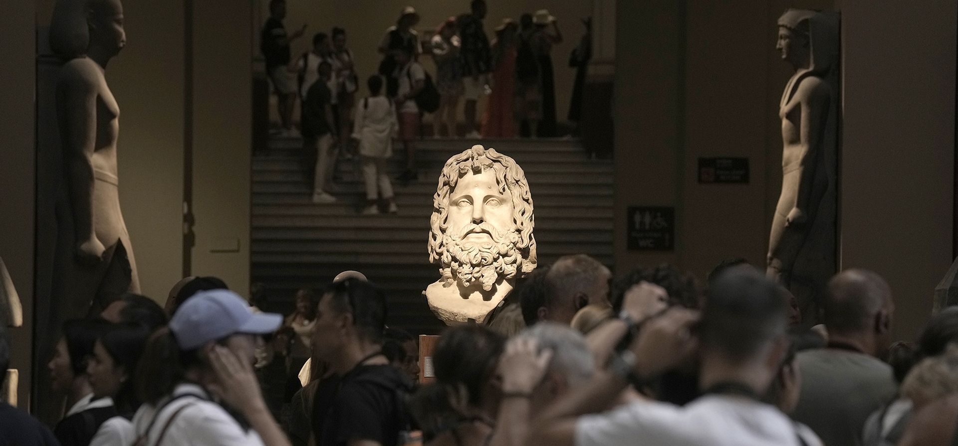 Decenas de turistas rodean la cabeza colosal del dios Serapis, en el centro, uno de los dioses más importantes de los períodos griego y romano, en el museo egipcio de El Cairo, Egipto, el miércoles 27 de septiembre de 2023. El país aspira a alcanzar 30 millones de visitantes para 2028, a medida que su alguna vez próspero sector turístico haya comenzado a recuperarse de las consecuencias de la pandemia de coronavirus. (Foto AP/Amr Nabil) Decenas de turistas rodean la cabeza colosal del dios Serapis, en el centro, uno de los dioses más importantes de los períodos griego y romano, en el museo egipcio de El Cairo, Egipto, el miércoles 27 de septiembre de 2023. El país aspira a alcanzar 30 millones de visitantes para 2028, a medida que su alguna vez próspero sector turístico haya comenzado a recuperarse de las consecuencias de la pandemia de coronavirus. (Foto AP/Amr Nabil)