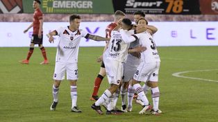 Todos los abrazos son para Nicolás Castro, autor de dos goles y figura de la cancha en la buena victoria de la lepra ante Estudiantes.&nbsp;